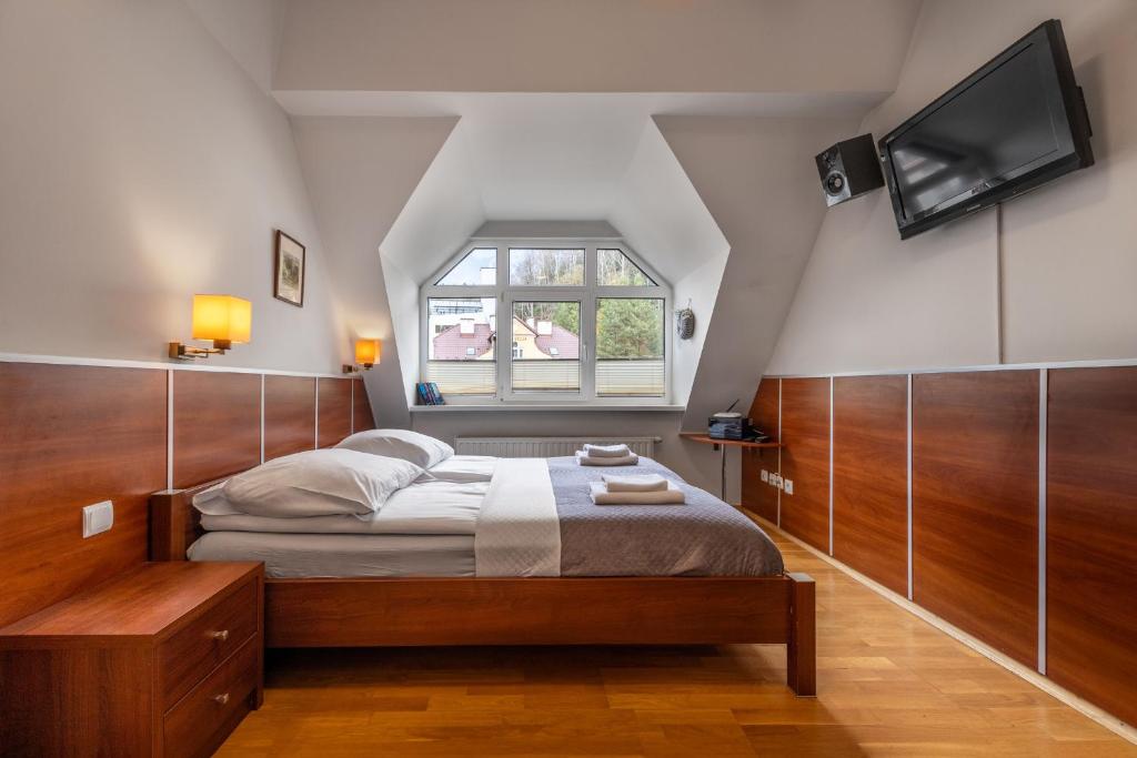 Katil atau katil-katil dalam bilik di Krynica Apartamenty Apartament typu studio Deptak