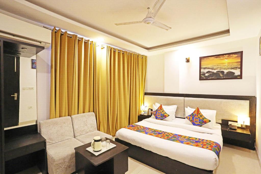 Airport Hotel Swan Near Delhi Airport tesisinde bir odada yatak veya yataklar