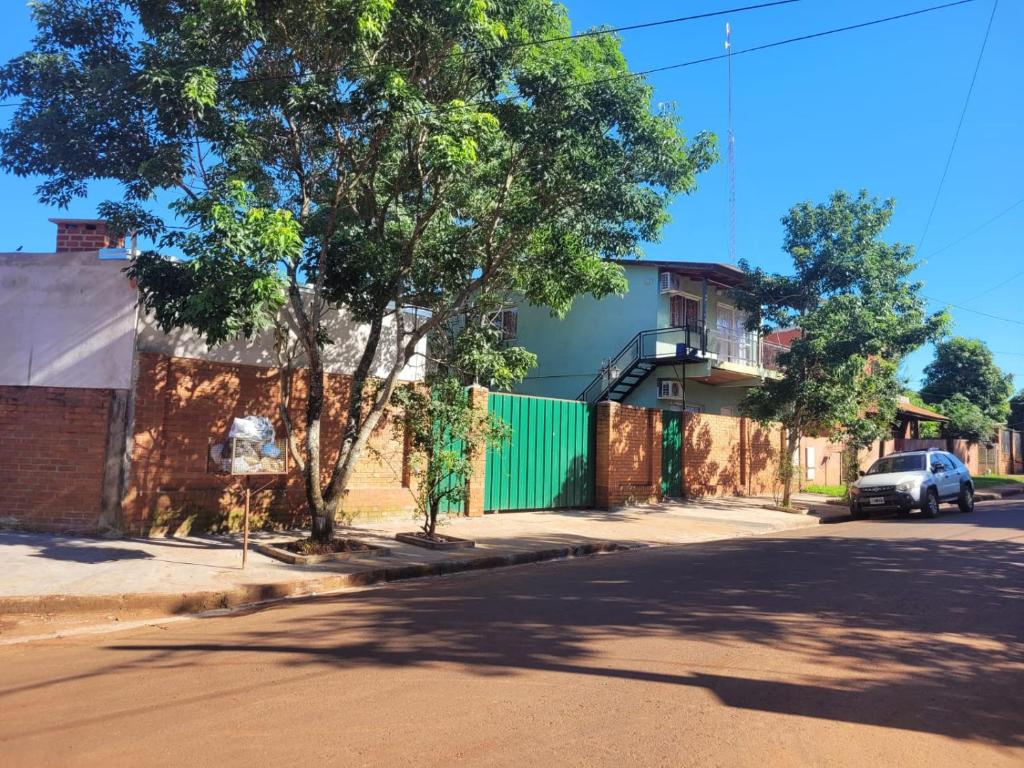 una calle con un coche estacionado al lado de un edificio en Harapy y Naipy en Puerto Iguazú