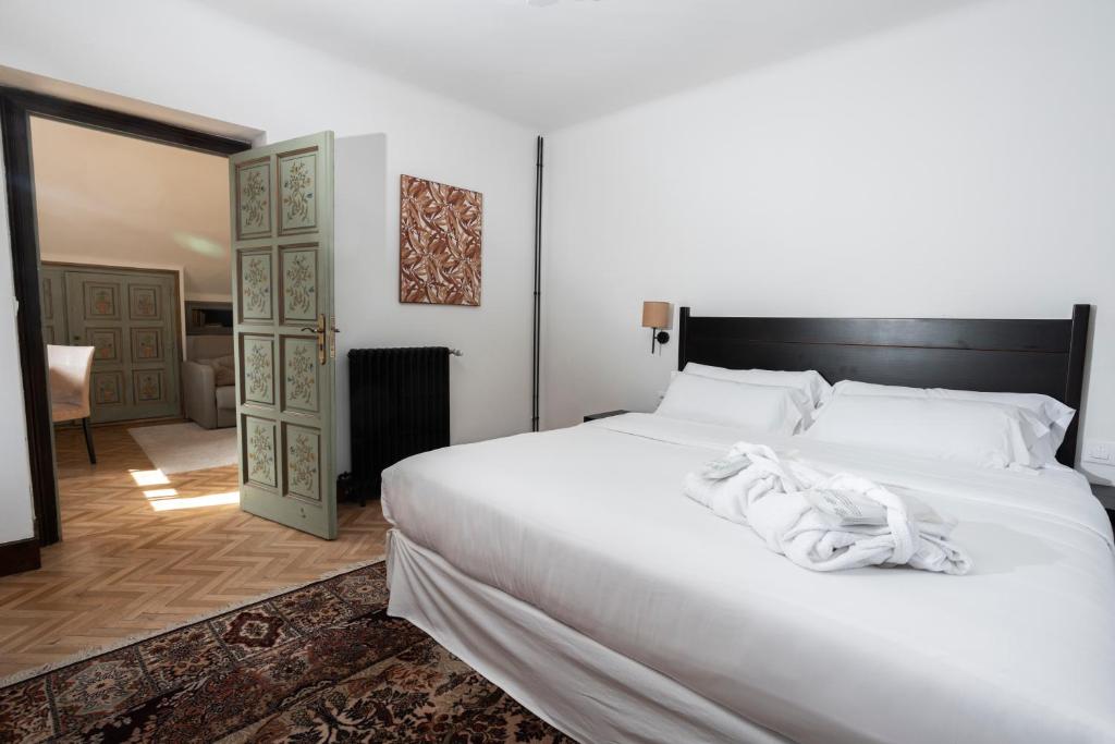 Postel nebo postele na pokoji v ubytování Angelats Hotel - A Signature Boutique Hotel & Restaurant