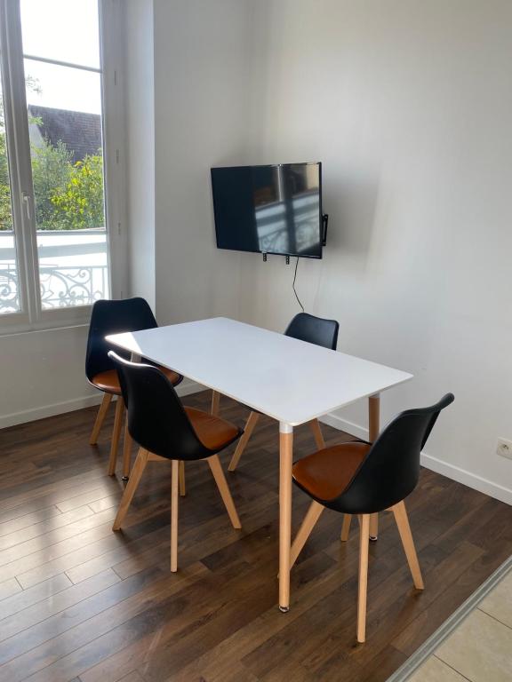 Televízia a/alebo spoločenská miestnosť v ubytovaní Hôtel Particulier