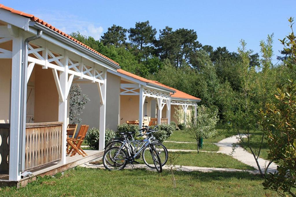 a couple of bikes parked in front of a house at Résidence Goélia Le Cordouan in Soulac-sur-Mer