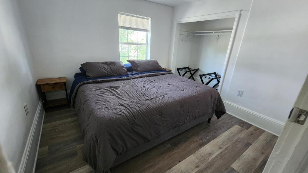 - une chambre avec un lit et une fenêtre dans l'établissement Apartment Retreat, à Roanoke