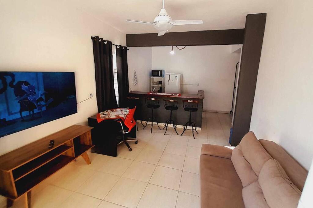 sala de estar con sofá, mesa y cocina en Casa térrea no centro próximo a praia!, en Balneário Camboriú