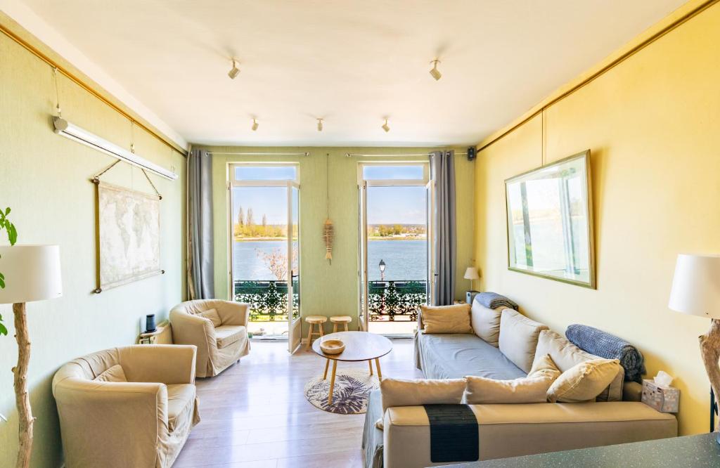 un salon avec deux canapés et une table dans l'établissement Maison de ville en bord de Seine à La Bouille, à La Bouille