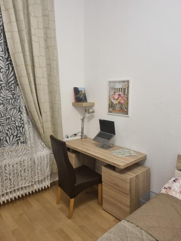 een bureau met een laptop op de kamer bij Exklusives Apartment nah S-Bahn in Bochum