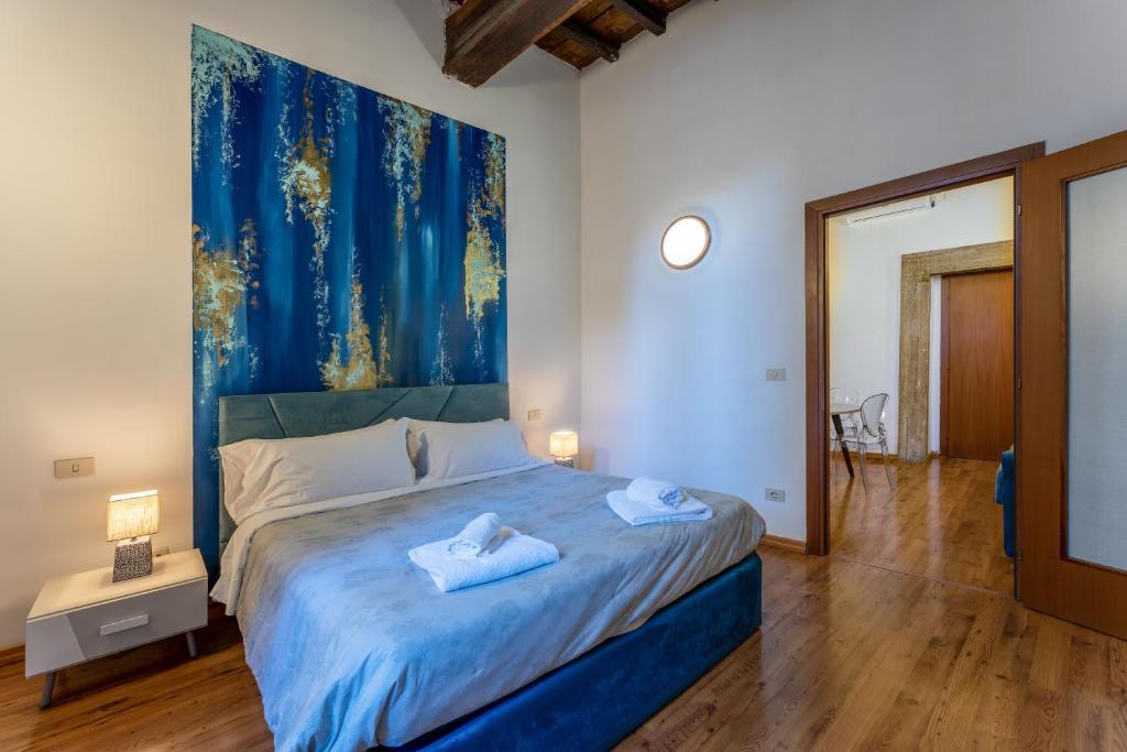 um quarto com uma cama com um quadro na parede em Pellegrino 86 apartments - 101 Flat in Rome em Roma