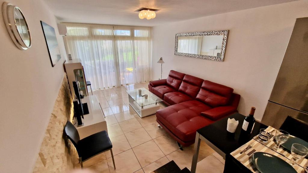 Posezení v ubytování Tamaran 102 - Los Campos - Lux Garden Apt near Dunes, quiet-central-renovated