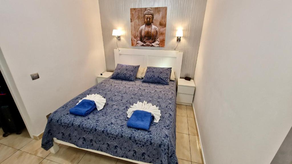 Postel nebo postele na pokoji v ubytování Tamaran 102 - Los Campos - Lux Garden Apt near Dunes, quiet-central-renovated
