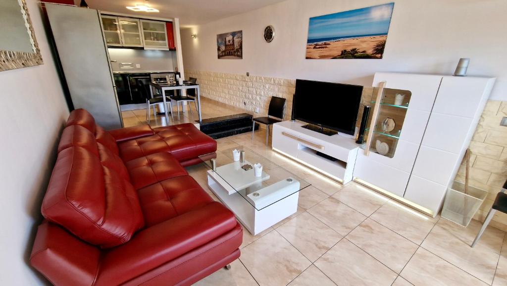 TV a/nebo společenská místnost v ubytování Tamaran 102 - Los Campos - Lux Garden Apt near Dunes, quiet-central-renovated