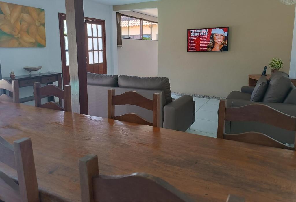 sala de estar con mesa y sofá en Buganville House Cabo Frio en Río de Janeiro