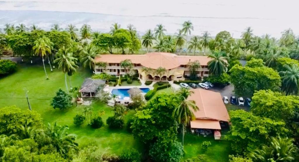 an aerial view of a house with a yard at Hotel Delfin Playa Bejuco in Esterillos Este