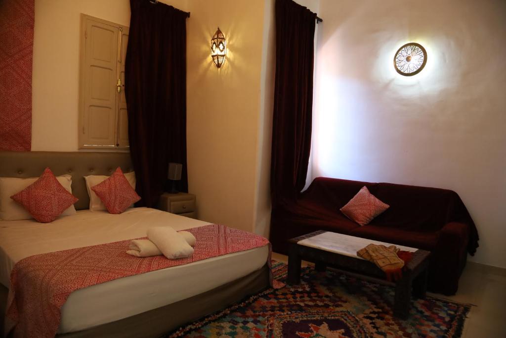 Postel nebo postele na pokoji v ubytování Riad La Rose Des Sables