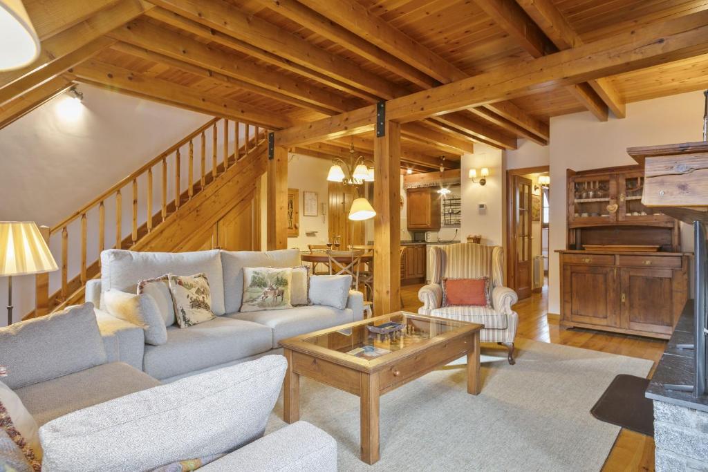 a living room with a couch and a table at Luderna - Dúplex Gessa C9 dera Montanheta in Gessa