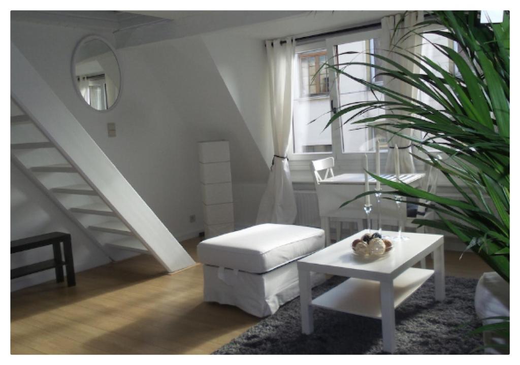 sala de estar con silla blanca y mesa en Brussels ZoLo, en Bruselas