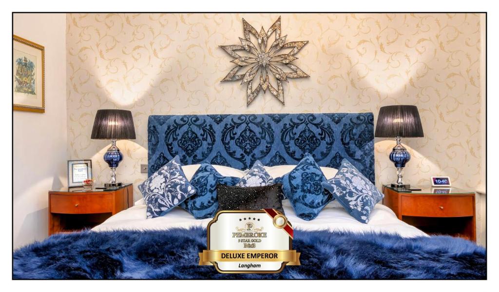 布莱克浦Pembroke Hotel的一张带蓝色枕头的床和墙上的一颗星星