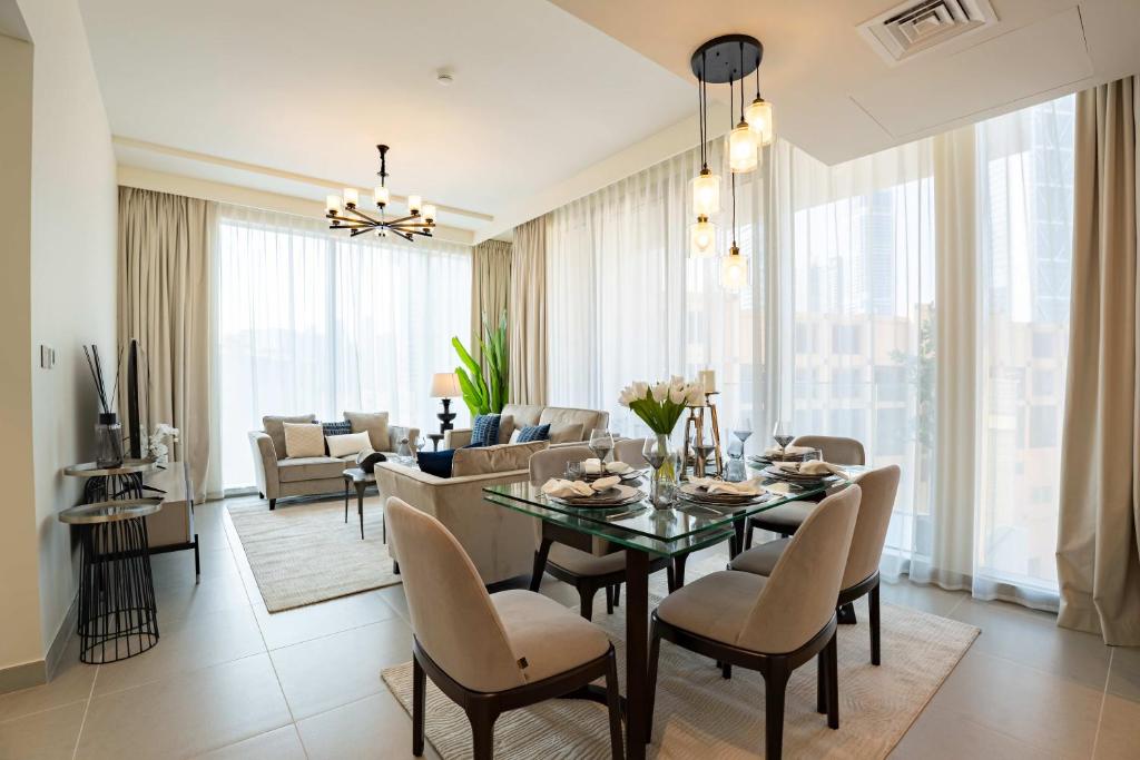 una sala da pranzo e un soggiorno con tavolo e sedie. di Veluxa - Luxe 2Bed in Downtown! a Dubai