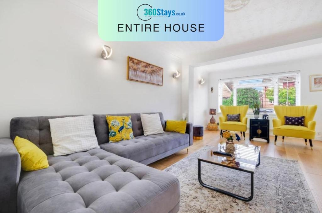 uma sala de estar com um sofá cinzento e cadeiras amarelas em Luxury 5 BDR 2 BA House with Parking in Sandhurst By 360Stays em Sandhurst