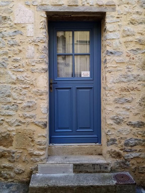 une porte bleue sur le côté d'un bâtiment en pierre dans l'établissement Le Petit Saint-Georges, centre historique, à Villefranche-de-Rouergue