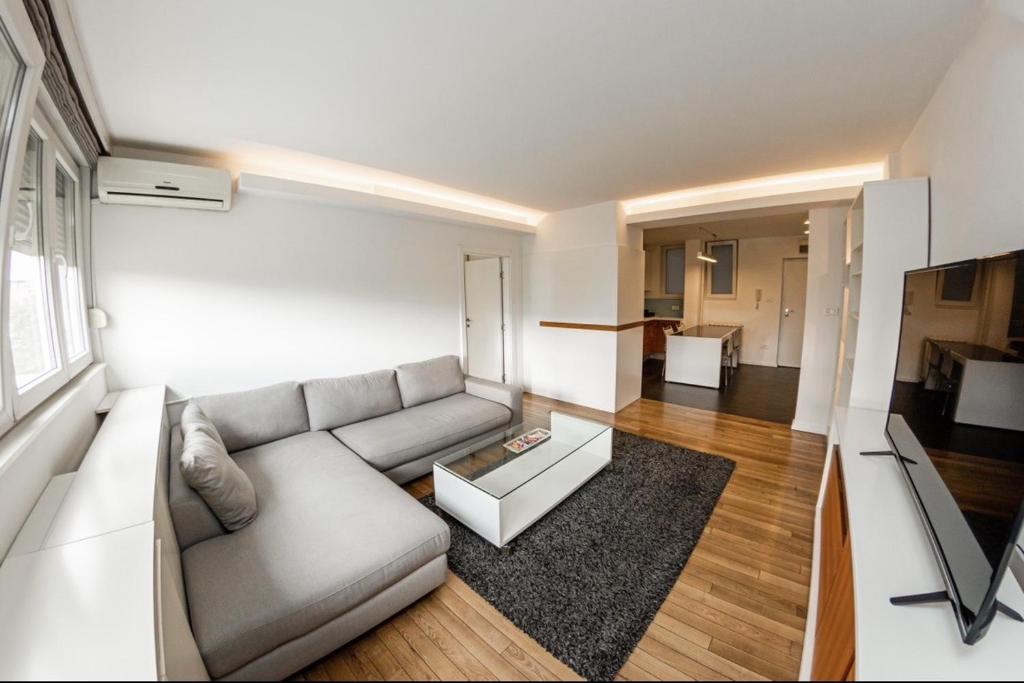 - un salon avec un canapé et une table dans l'établissement KAN Suites, à Belgrade