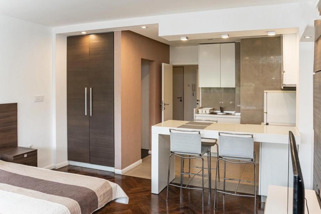 cocina con barra y algunas sillas en una habitación en KAN Suites 1, en Belgrado