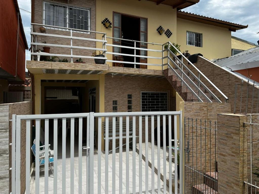 una casa con una escalera delante de ella en Ampla casa térrea, WiFi, estacionamento e segurança, en Florianópolis