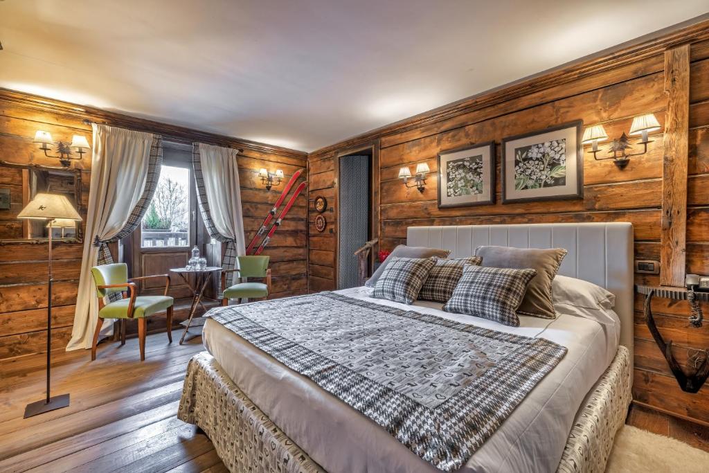 a bedroom with a bed and wooden walls at Chalet BRAGARD in Limone Piemonte