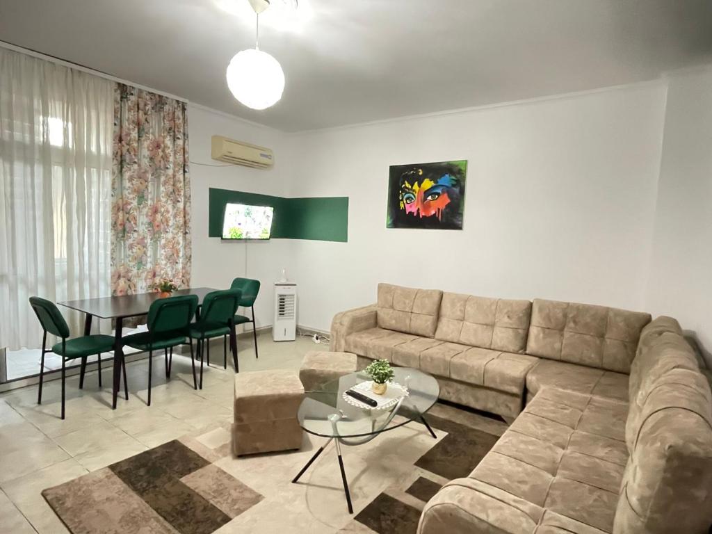 sala de estar con sofá y mesa en Tirana AS Apartment 1, en Tirana
