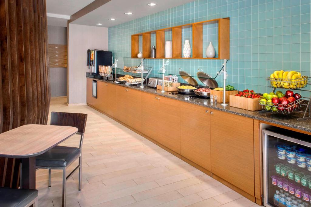 Kuchyň nebo kuchyňský kout v ubytování SpringHill Suites Long Island Brookhaven