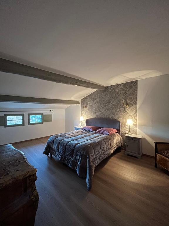 La Maison de Pierrette في ليه بو دو بروفنس: غرفة نوم بسرير كبير في غرفة