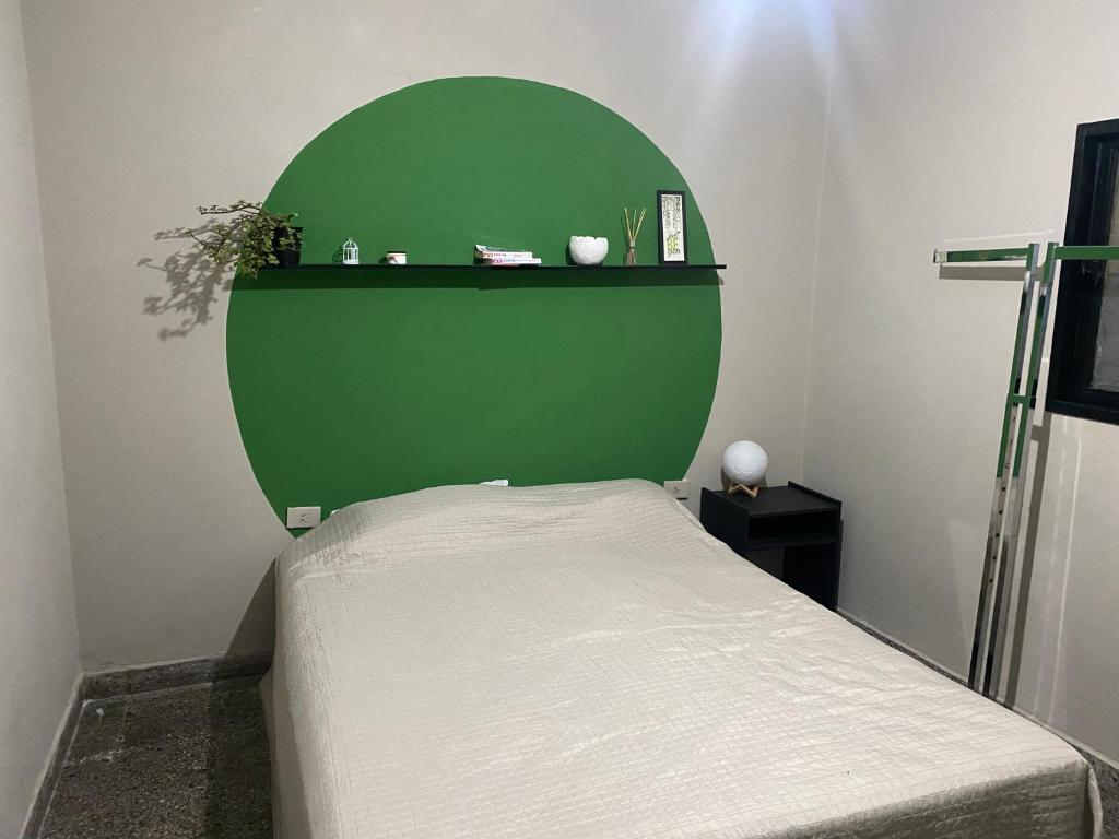 Postel nebo postele na pokoji v ubytování Urban Jungle Hostel