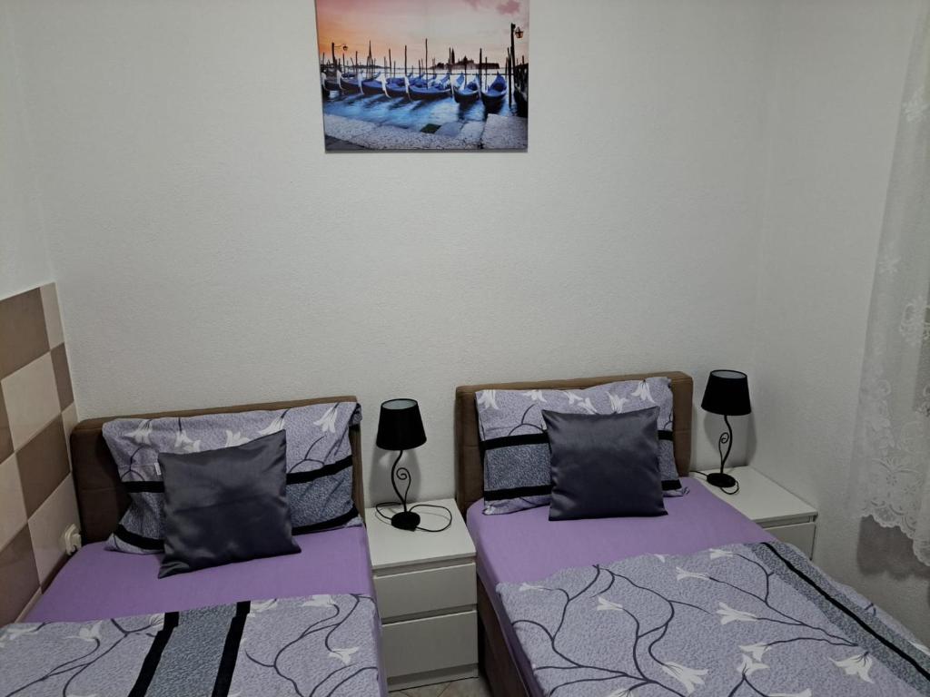 Postel nebo postele na pokoji v ubytování Apartmani Marijamagdalena