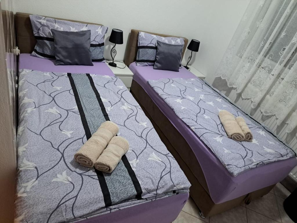 Postel nebo postele na pokoji v ubytování Apartmani Marijamagdalena