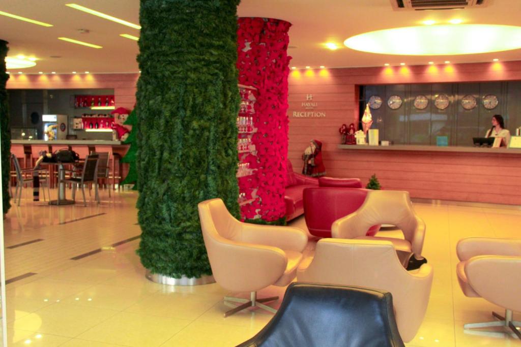 een lobby met stoelen en een bar in een restaurant bij The Presidential Suit 2BR Apartment with Gym and Bar in Jounieh