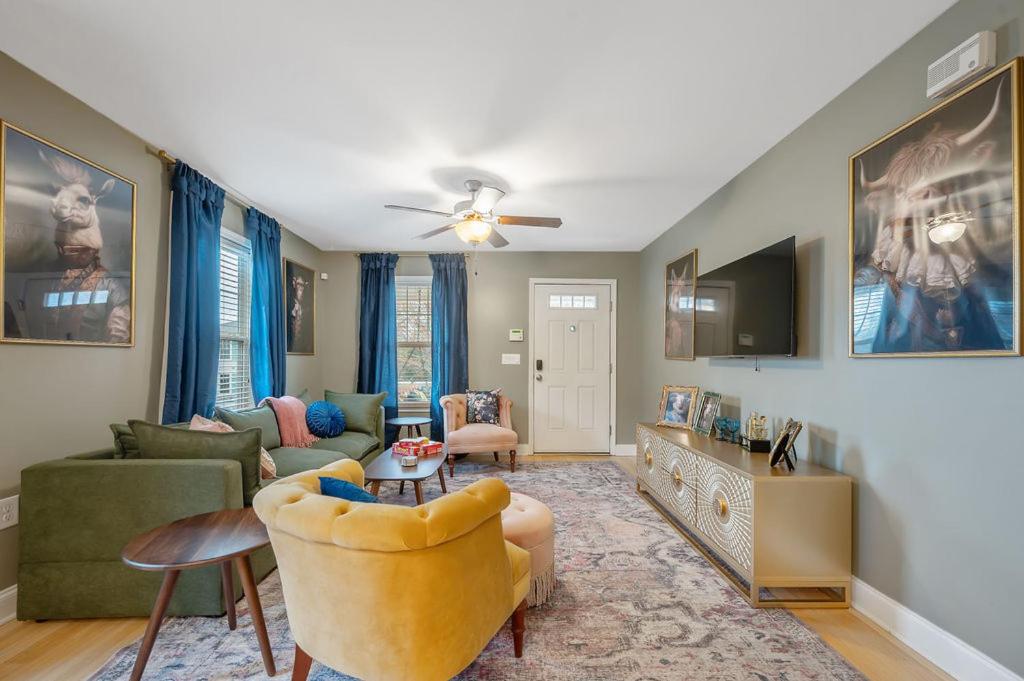 NEW Victorian Theme, 3BR, LRG Backyard close to PNC Arena, Downtown, and RDU Airport في رالي: غرفة معيشة مع أريكة وكرسي