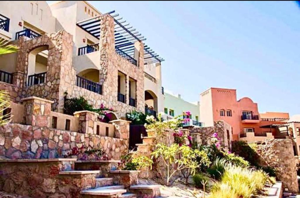 Azzura appartment sahl hashesh with private garden في الغردقة: مبنى امامه مجموعه من السلالم