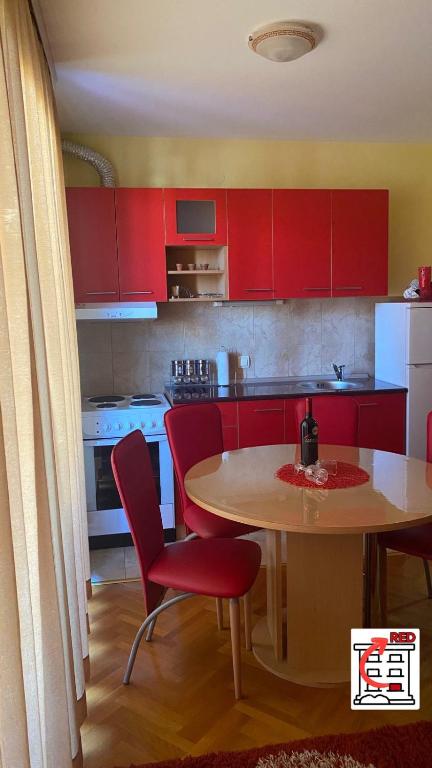 Η κουζίνα ή μικρή κουζίνα στο Apartman RED u Vrnjačkoj Banji