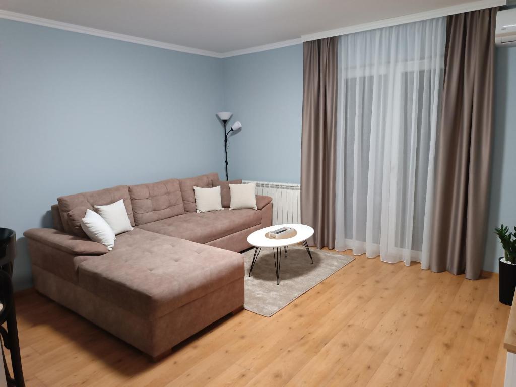 a living room with a couch and a table at Apartman Jela in Borča