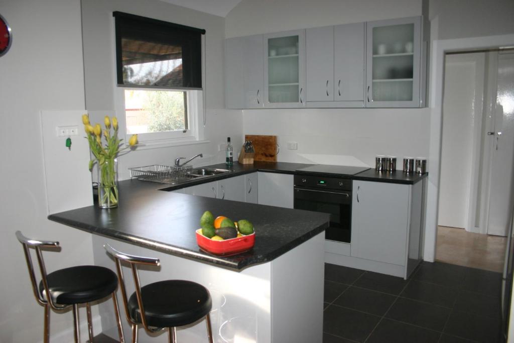Кухня или мини-кухня в Banksia Cottage
