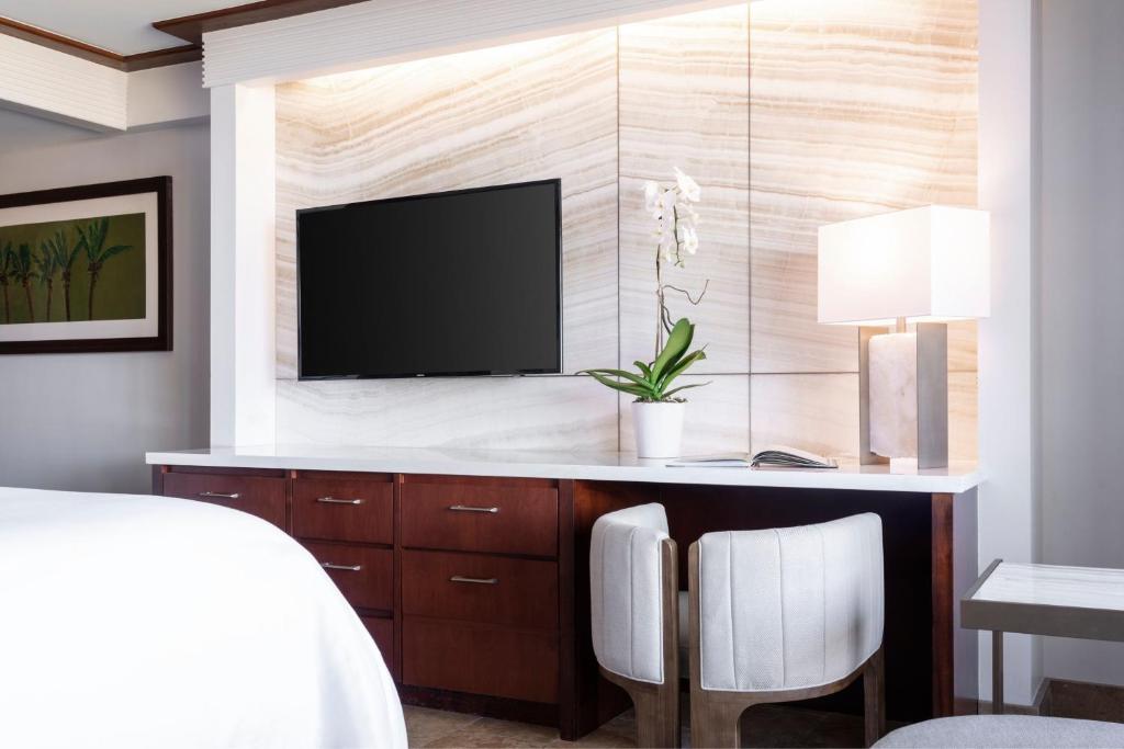 TV a/nebo společenská místnost v ubytování The Ritz-Carlton, Rancho Mirage