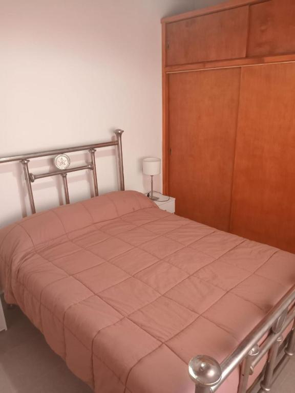 1 dormitorio con 1 cama grande y cabecero de madera en CASA Don Manuel en Miramar