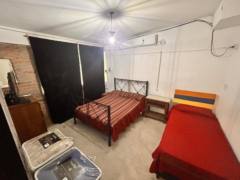 1 dormitorio con 1 cama, 1 mesa y 1 cama sidx sidx sidx sidx en Wayta “Casa de campo” en San Fernando del Valle de Catamarca