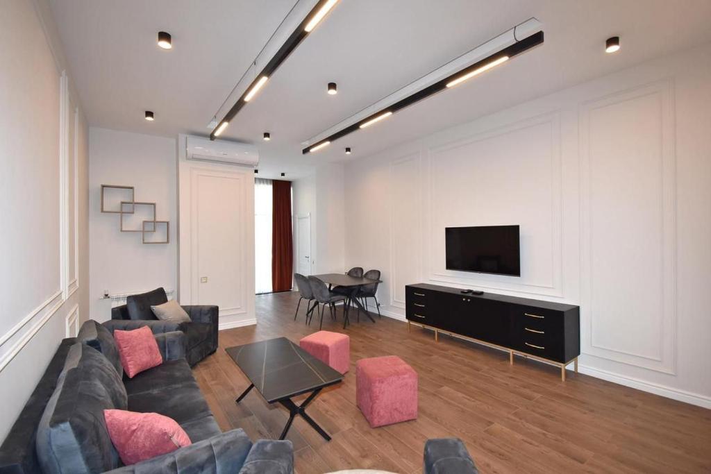 Μια τηλεόραση ή/και κέντρο ψυχαγωγίας στο Deluxe 2 Bedroom, 2Bathroom Apartment in the Middle of City Center, New Building