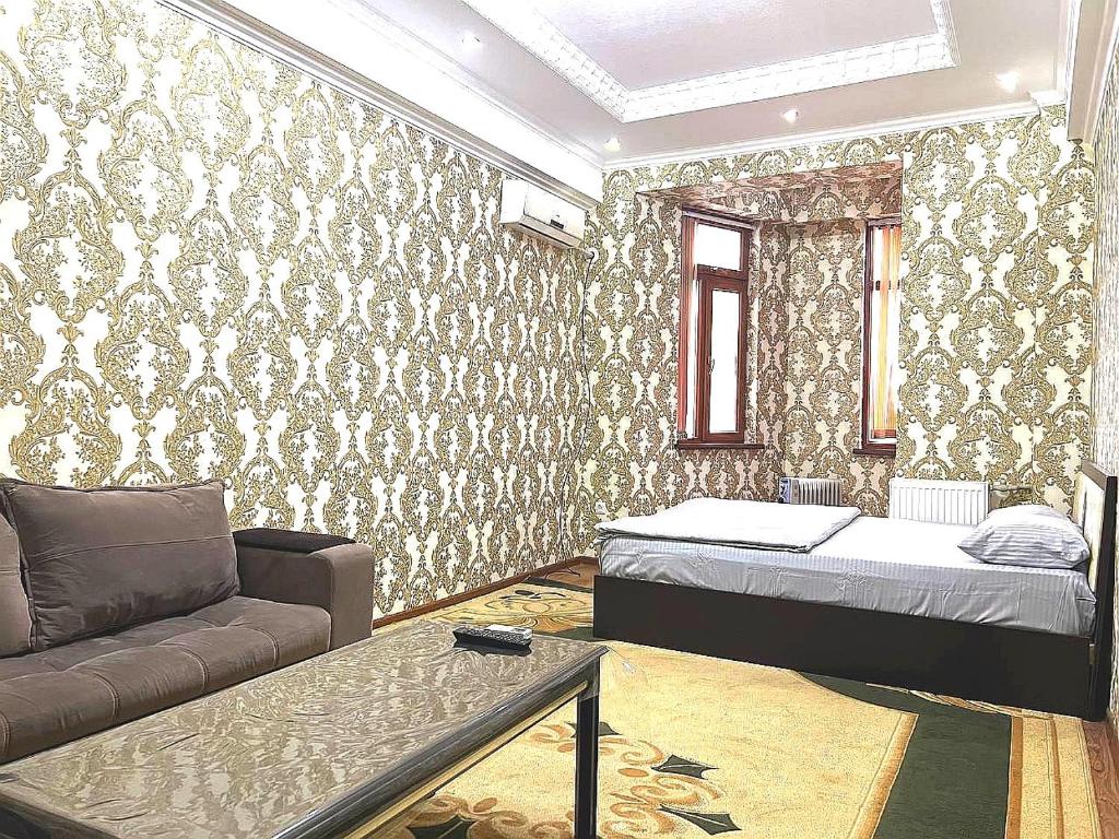 DushanbeにあるОднокомнатная в Душанбеのリビングルーム(ベッド1台、ソファ付)