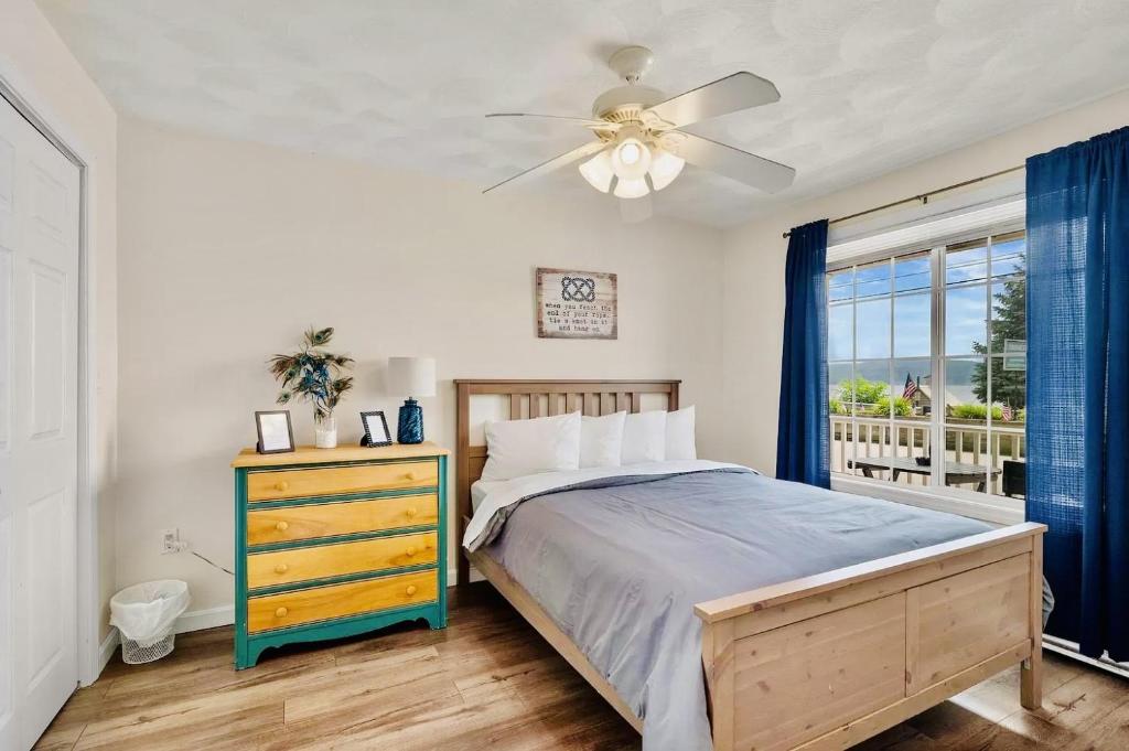 een slaapkamer met een bed en een plafondventilator bij Lake Winnisquam 1 Bedroom Condo with Lake Views in Tilton