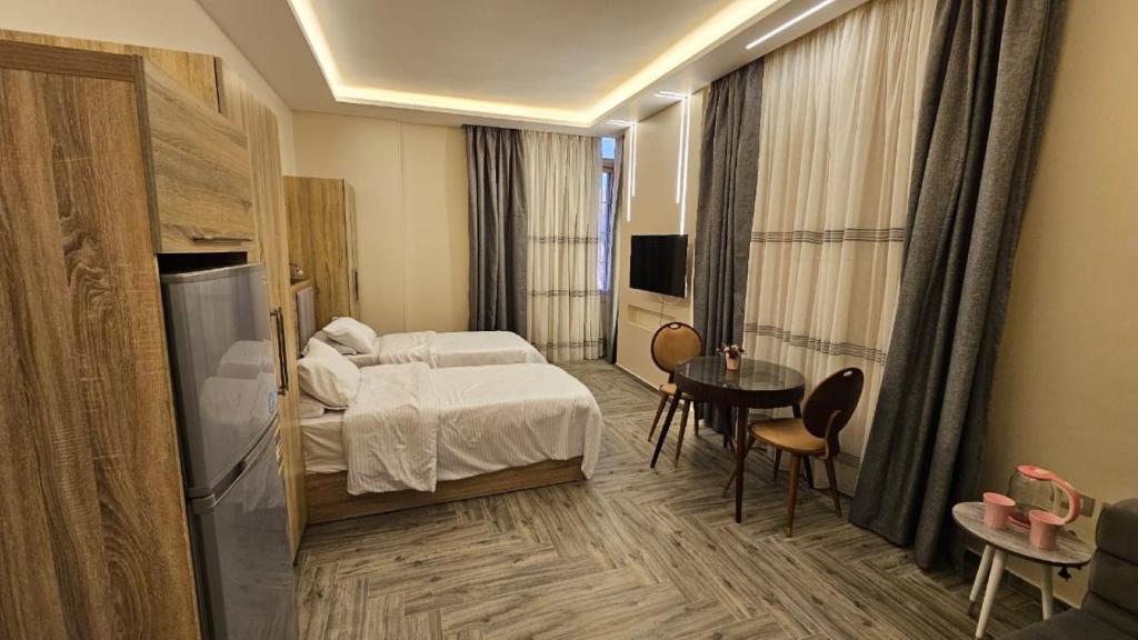 Luxury Accommodation في Sheikh Zayed: غرفة الفندق بسرير وطاولة