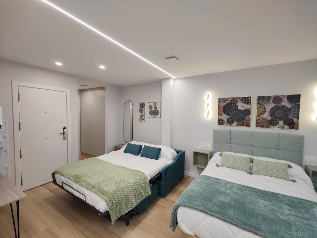Postel nebo postele na pokoji v ubytování Apartamentos Centro Oviedo Caveda