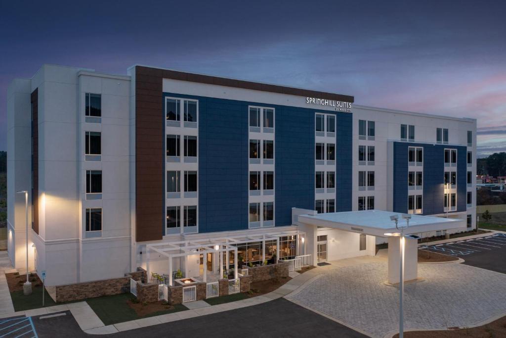 un hotel con un edificio blu e bianco di SpringHill Suites by Marriott Fayetteville I-95 a Fayetteville