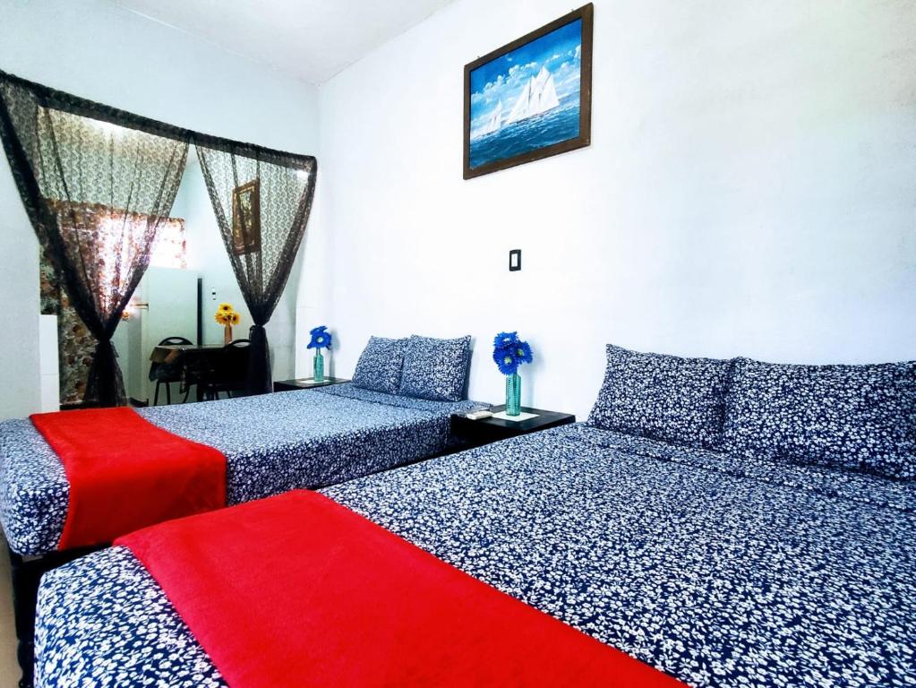 dwa łóżka siedzące obok siebie w sypialni w obiekcie Departamento Pacífico w mieście Mazatlán
