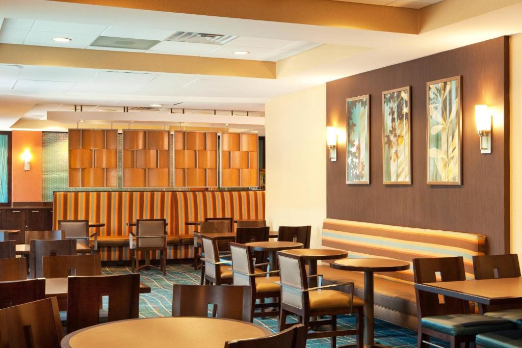 Restaurace v ubytování SpringHill Suites by Marriott Tarrytown Westchester County